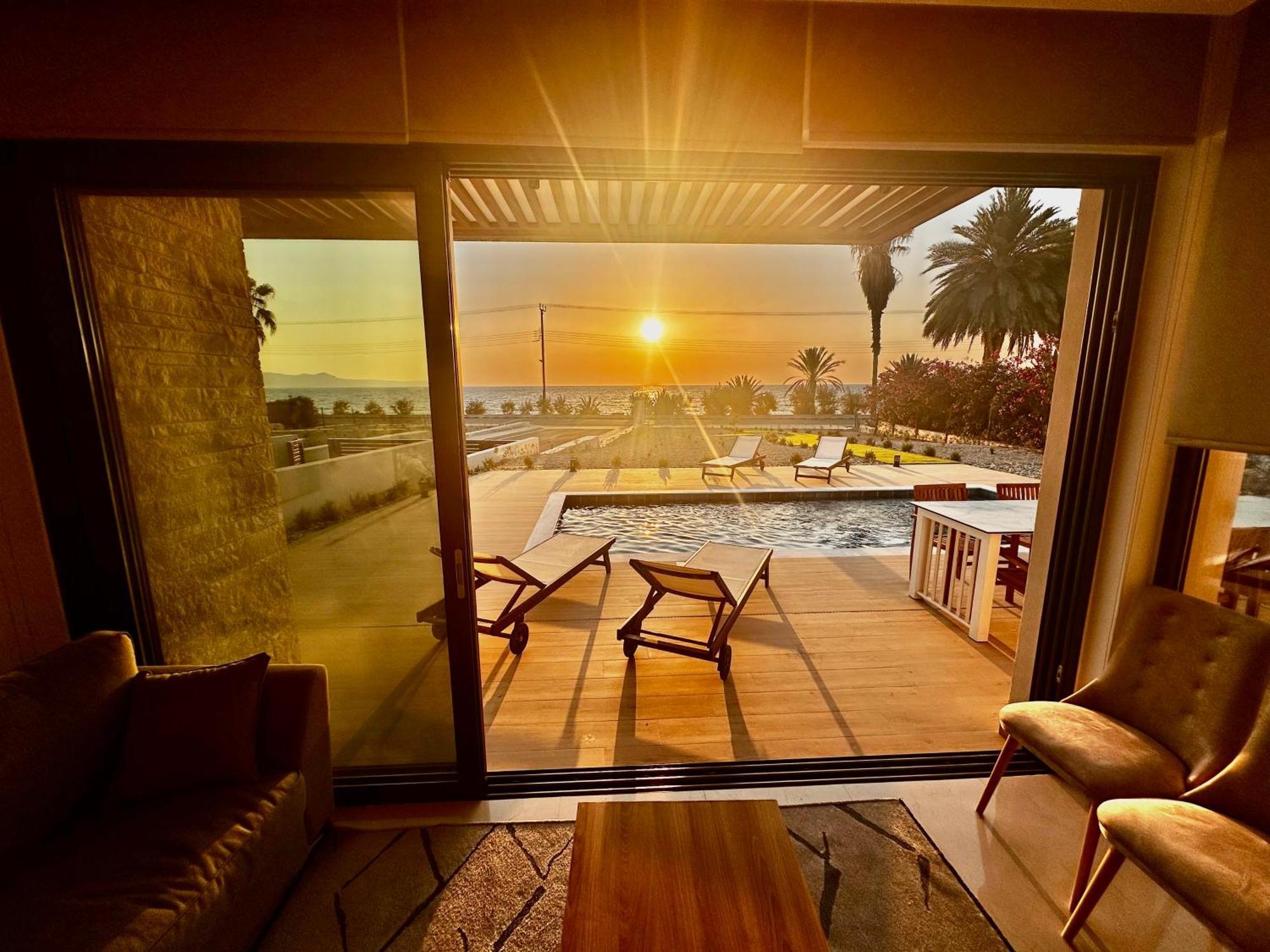 Villa Santa Barbara Seafront W Jacuzzi Pool *