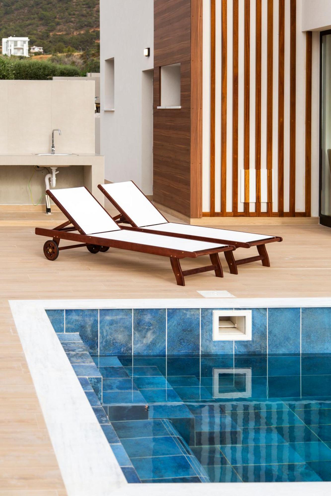 Santa Barbara Seafront W Jacuzzi Pool * Paphos