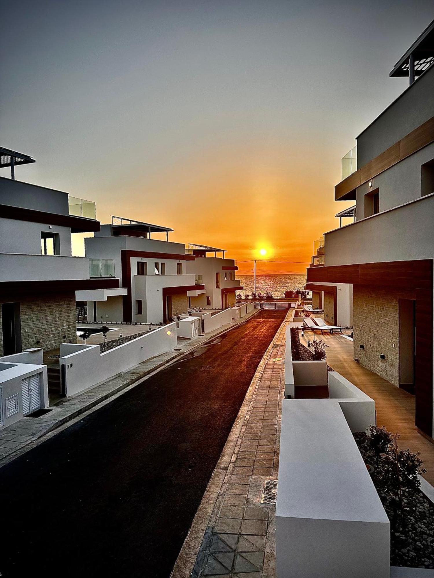Villa Santa Barbara Seafront W Jacuzzi Pool *